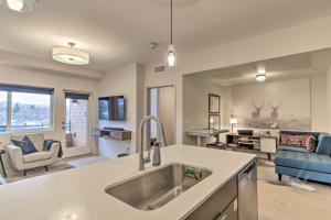 Posezení v ubytování Chic Bozeman Apartment - 1 Block Off West Main St!