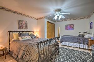 Un dormitorio con una cama y un ventilador de techo. en Pet-Friendly Home 7 Miles to Dickson Street!, en Fayetteville 21 fotos más