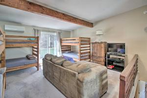 מיטה או מיטות קומותיים בחדר ב-Cozy Bartlett Condo 1 Mi to Attitash Ski Resort!