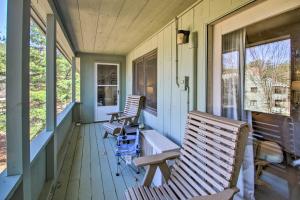 Μπαλκόνι ή βεράντα στο Cozy Bartlett Condo 1 Mi to Attitash Ski Resort!
