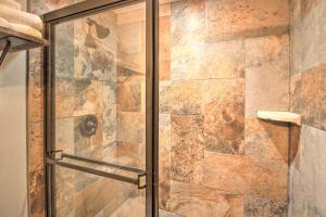 Bilik mandi di Slopeside Burke Mtn Condo with Amenity Access!