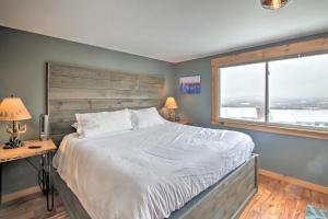 Un dormitorio con una cama grande y una ventana en Ski-InandOut Burke Mtn Condo with Amenity Access!, en East Burke