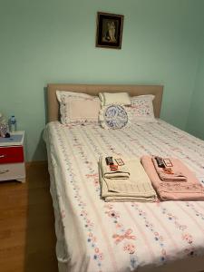 מיטה או מיטות בחדר ב-Mavi Ladin Konukevi