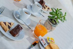 una mesa con un plato de pastel y una taza de café en Residenza L'Alzoni, en San Teodoro