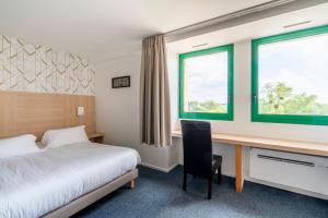 Postel nebo postele na pokoji v ubytování Cit'Hotel LA PYRAMIDE + 36 fotografií