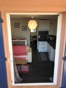 コゴランにあるStudio climatisé piscine parking - Prix du Voyageur 2023 et 2024 ! Merciのキッチン、リビングルームが備わります。