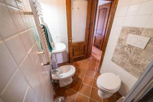 Koupelna v ubytování Casa Rossa Lacona
