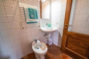 Koupelna v ubytování Casa Rossa Lacona