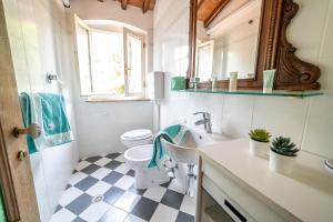 Koupelna v ubytování Casa Rossa Lacona