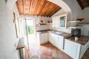 Kuchyň nebo kuchyňský kout v ubytování Casa Rossa Lacona