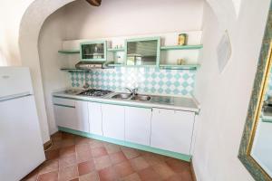 Kuchyň nebo kuchyňský kout v ubytování Casa Rossa Lacona