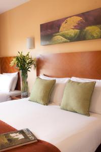 Rúm í herbergi á Treacys Hotel & Leisure Centre Waterford