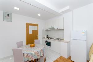 Kuchyň nebo kuchyňský kout v ubytování Apartments Marinko