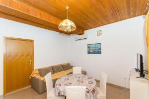 TV a/nebo společenská místnost v ubytování Apartments Marinko