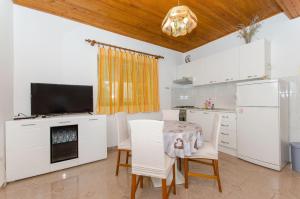 Kuchyň nebo kuchyňský kout v ubytování Apartments Marinko