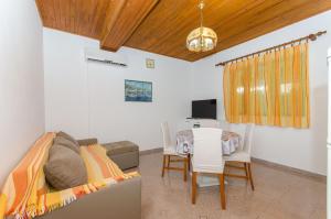 TV a/nebo společenská místnost v ubytování Apartments Marinko
