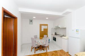 Kuchyň nebo kuchyňský kout v ubytování Apartments Marinko