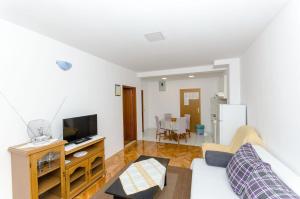 TV a/nebo společenská místnost v ubytování Apartments Marinko