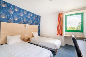 Postel nebo postele na pokoji v ubytování Cit'Hotel LA PYRAMIDE