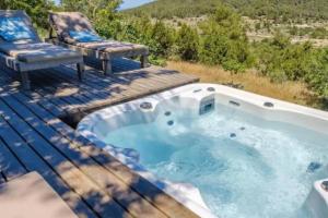The swimming pool at or close to CASA IBICENCA EN CALA D´HORT