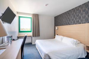 Postel nebo postele na pokoji v ubytování Cit'Hotel LA PYRAMIDE