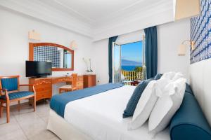 TV a/nebo společenská místnost v ubytování Atlantic Palace Hotel