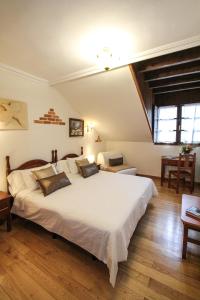 a bedroom with a large white bed in a room at Hotel Rural El Espino in Cangas de Onís