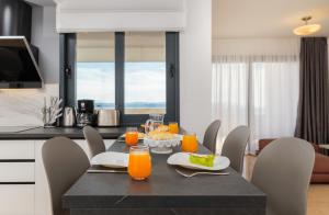 uma cozinha com uma mesa com sumo de laranja em Villa Four Brothers - Penthouse Suite em Podstrana