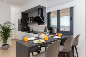 Kuchyňa alebo kuchynka v ubytovaní Villa Four Brothers - Penthouse Suite