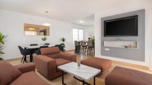Televízia a/alebo spoločenská miestnosť v ubytovaní Villa Four Brothers - Penthouse Suite