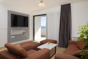 Televízia a/alebo spoločenská miestnosť v ubytovaní Villa Four Brothers - Penthouse Suite