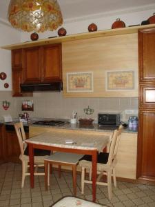 eine Küche mit einem Holztisch, Stühlen und einer Theke in der Unterkunft Bellagio Center Apartment n°12 in Bellagio