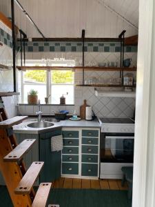 Kuchyň nebo kuchyňský kout v ubytování B&B Bland ormbunkar och rosor