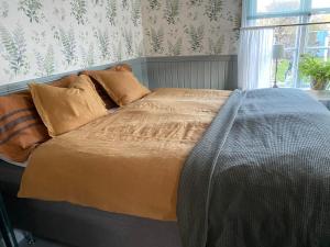 Postel nebo postele na pokoji v ubytování B&B Bland ormbunkar och rosor