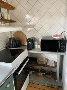 Kuchyň nebo kuchyňský kout v ubytování B&B Bland ormbunkar och rosor