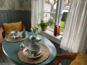 Posezení v ubytování B&B Bland ormbunkar och rosor