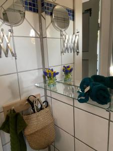 Koupelna v ubytování B&B Bland ormbunkar och rosor