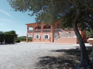 a large pink house with a large driveway at Ca´n RoSer in La Cabaneta