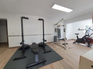 un gimnasio con varios equipos de ejercicio en una habitación en Ca´n RoSer, en La Cabaneta