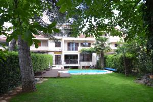 a house with a swimming pool in a yard at Apartments Villa Rossella 3 in Rovinj