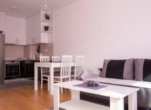 Una sala de estar con una mesa blanca y un sofá. en Apartment Helena, en Trebinje 12 fotos más