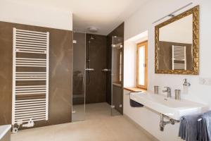 un bagno con lavandino, doccia e specchio di Josefshof a Kühnring