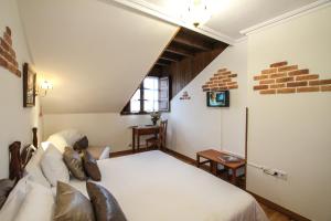 A bed or beds in a room at Hotel Rural El Espino
