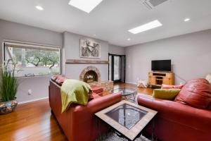 uma sala de estar com um sofá de couro e uma lareira em Colonia Verde em Tucson