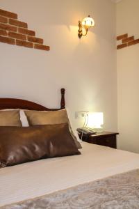 A bed or beds in a room at Hotel Rural El Espino