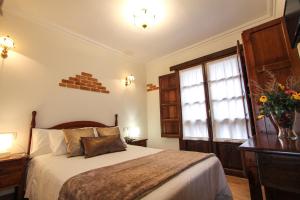 A bed or beds in a room at Hotel Rural El Espino