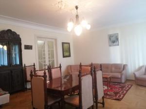 uma sala de estar com uma mesa e um sofá em Apartment on Rustaveli 41 em Batumi