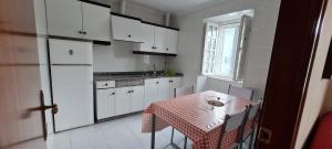 Η κουζίνα ή μικρή κουζίνα στο Casa entera en Nois-Foz
