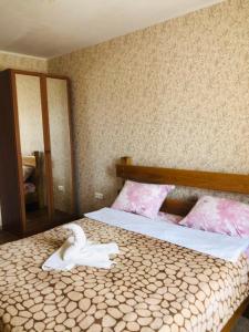 ヴォロネジにあるGuesthouse Berezovskayaのベッドルーム1室(ベッド1台、白いタオル付)