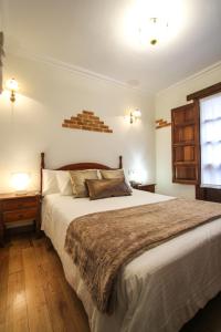 A bed or beds in a room at Hotel Rural El Espino